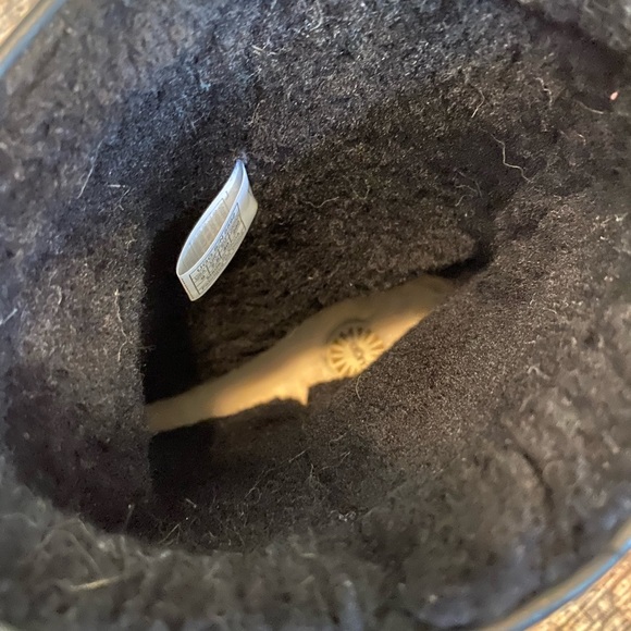 Ugg Boots SZ 9 - Picture 2 of 9